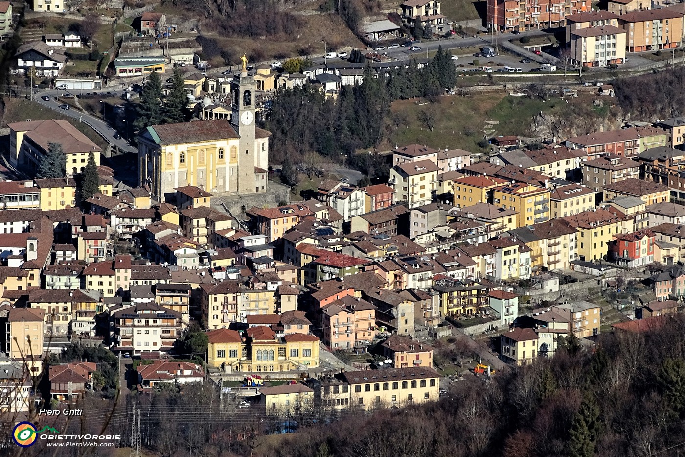 40 Sbirciata con lo zoom sul centro di Zogno.JPG